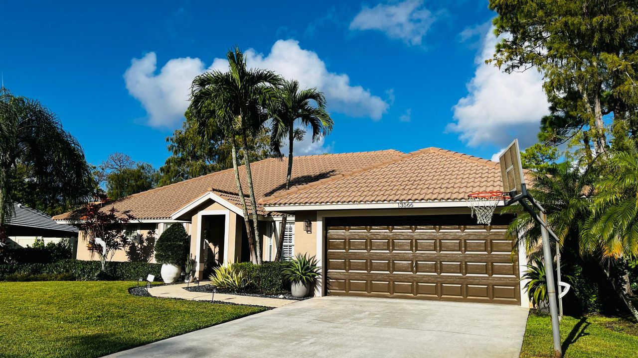 For Rent: $9,750 (4 beds, 2 baths, 2040 Square Feet)