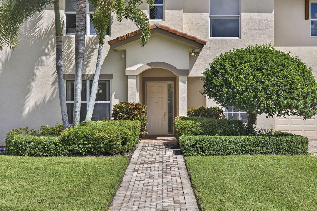 For Sale: $599,900 (2 beds, 2 baths, 2327 Square Feet)