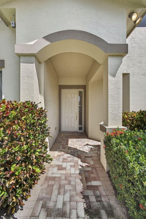 For Sale: $599,900 (2 beds, 2 baths, 2327 Square Feet)