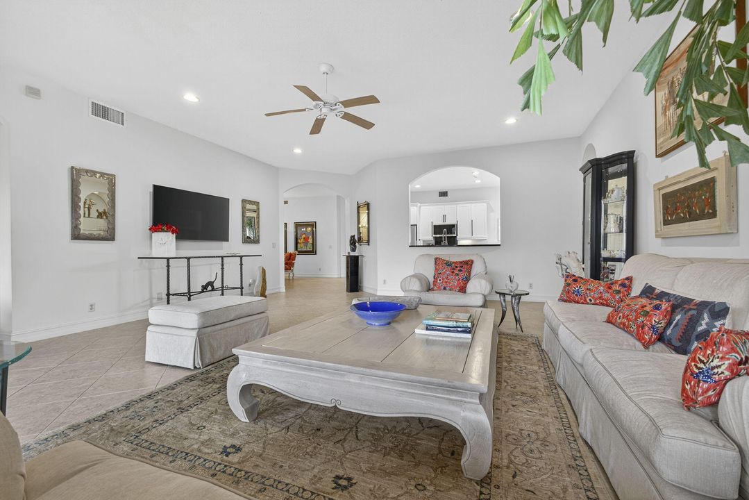 For Sale: $599,900 (2 beds, 2 baths, 2327 Square Feet)