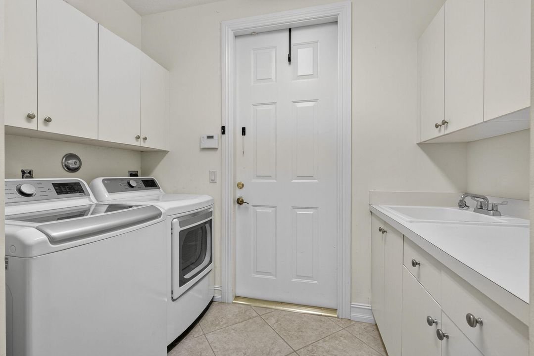 For Sale: $599,900 (2 beds, 2 baths, 2327 Square Feet)