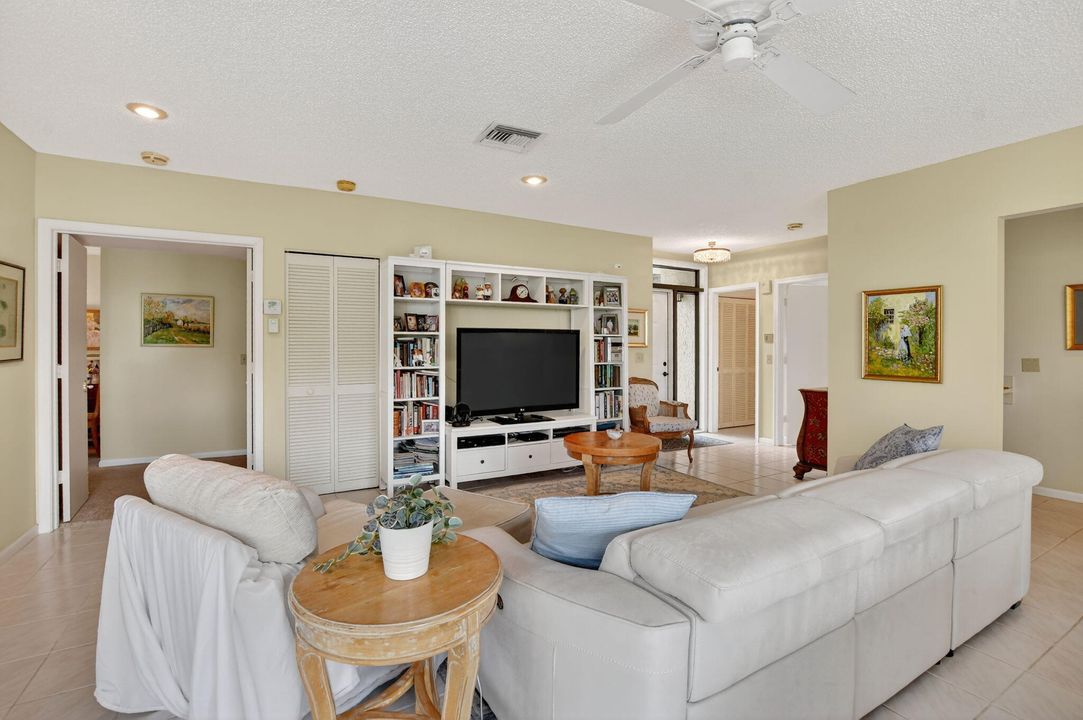 待售: $259,900 (2 贝兹, 2 浴室, 1458 平方英尺)