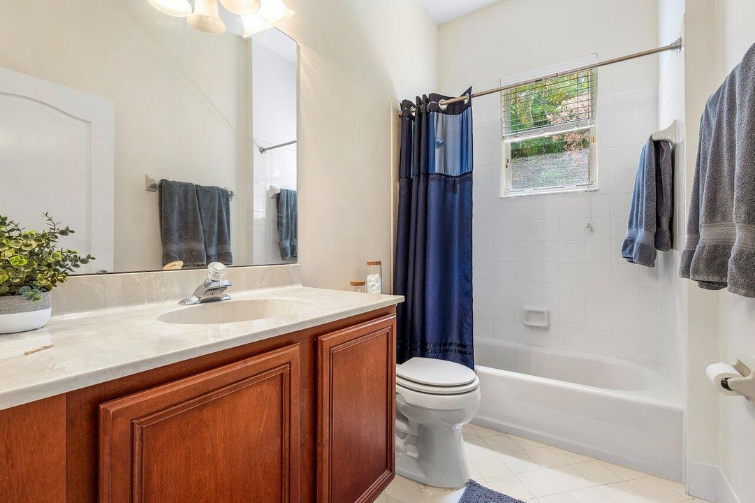 En Venta: $1,100,000 (3 camas, 2 baños, 2431 Pies cuadrados)