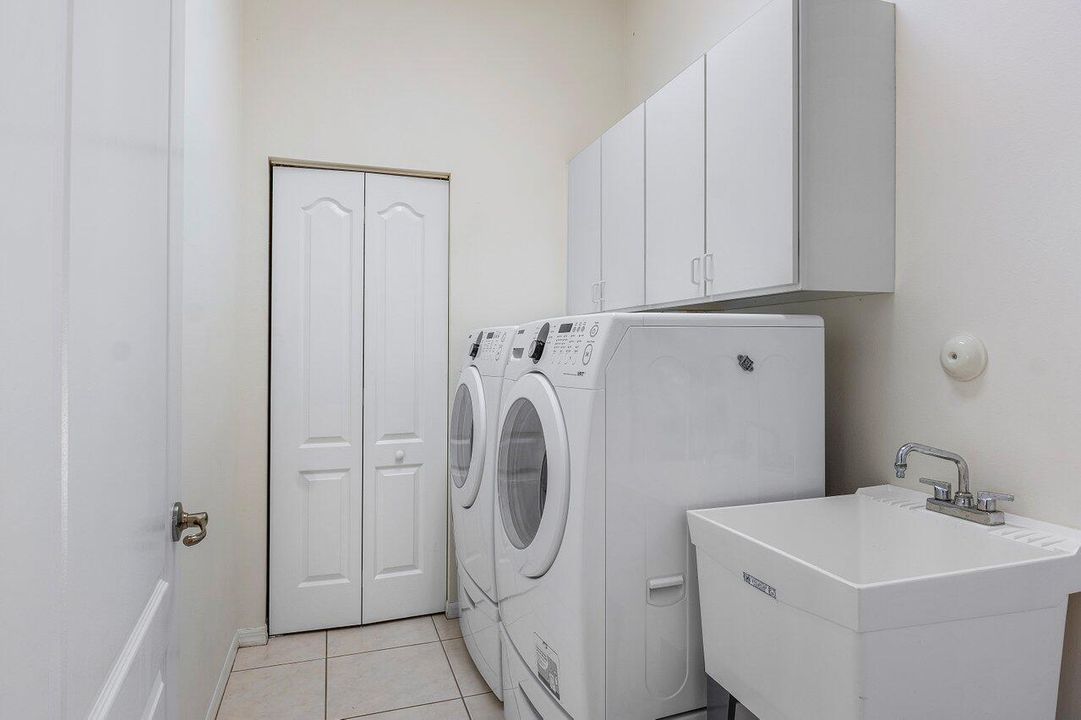 En Venta: $1,100,000 (3 camas, 2 baños, 2431 Pies cuadrados)