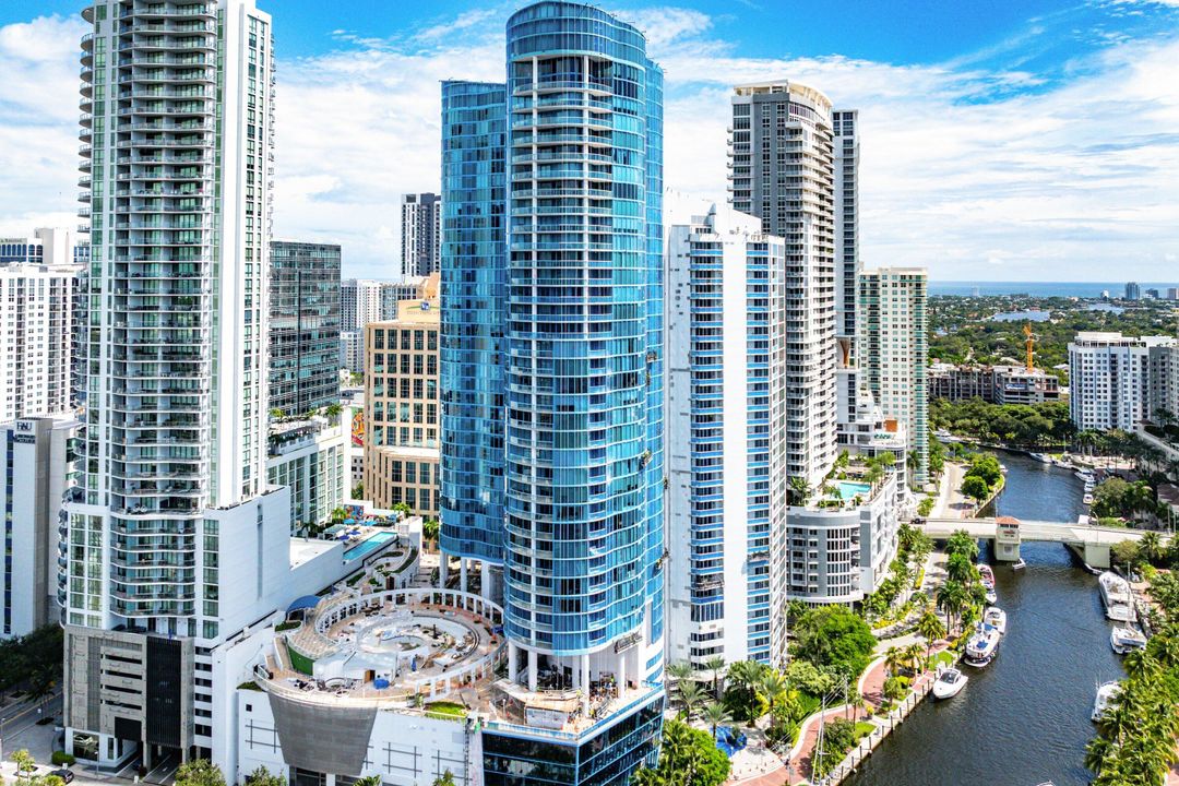 Recently Sold: $1,395,000 (2 beds, 2 baths, 1869 Square Feet)