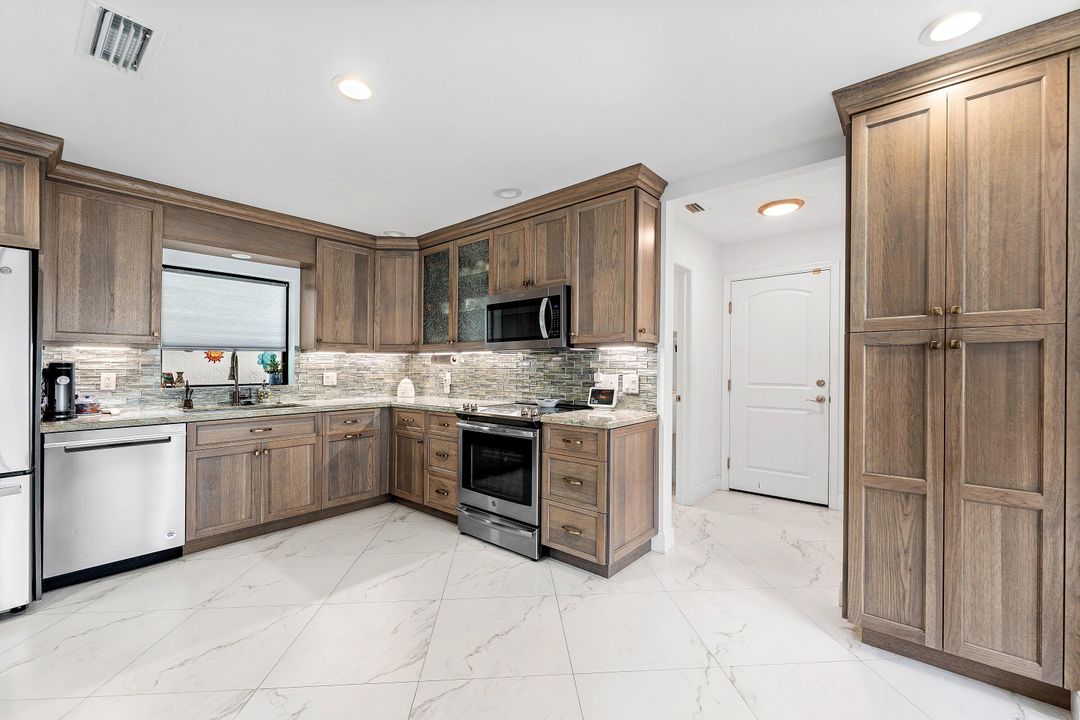 Active With Contract: $719,000 (3 beds, 2 baths, 2720 Square Feet)