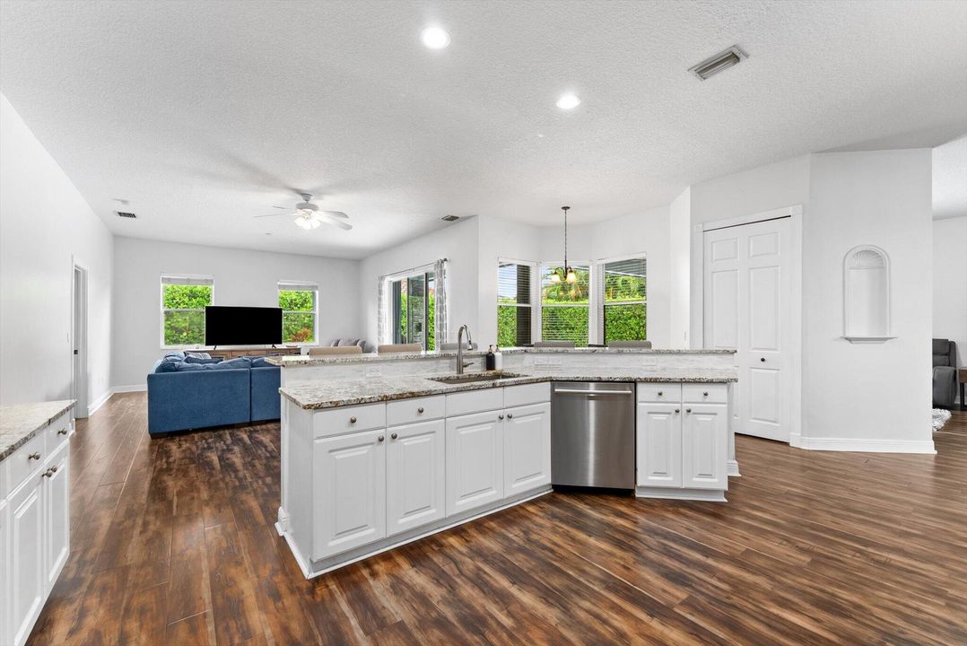 Active With Contract: $785,000 (5 beds, 3 baths, 2611 Square Feet)