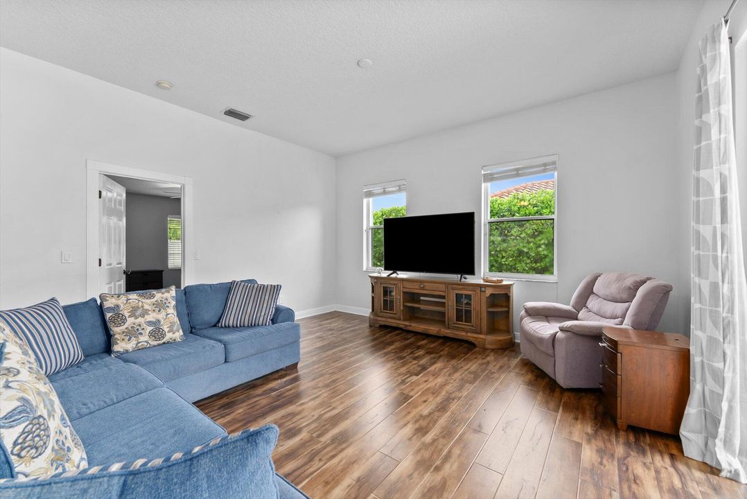 Active With Contract: $785,000 (5 beds, 3 baths, 2611 Square Feet)