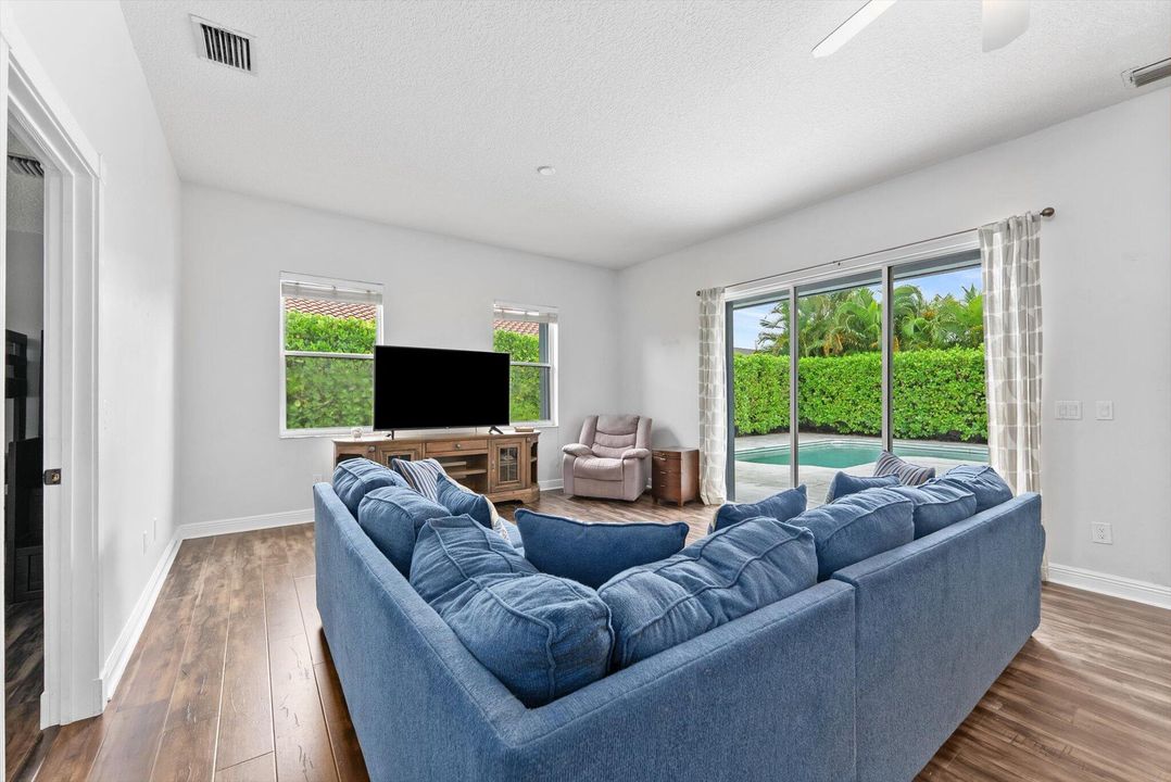 Active With Contract: $785,000 (5 beds, 3 baths, 2611 Square Feet)