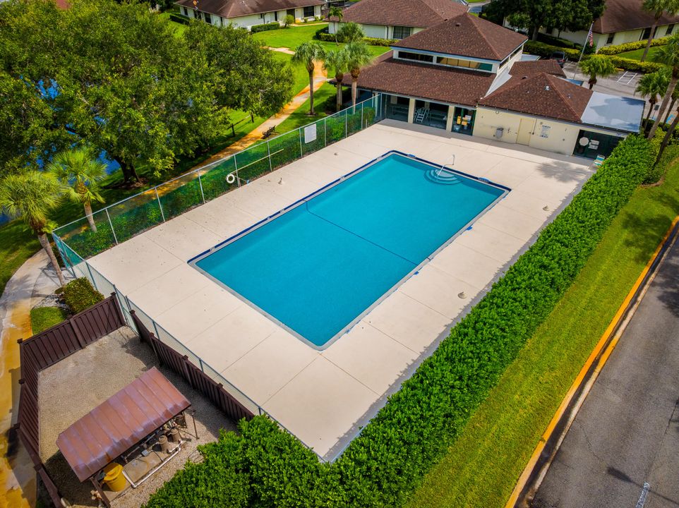 Под контрактом: $199,000 (2 спален, 2 ванн, 1280 Квадратных фут)