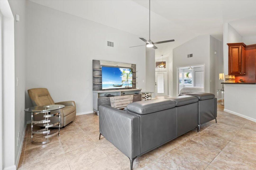 Activo con contrato: $675,000 (3 camas, 2 baños, 1718 Pies cuadrados)