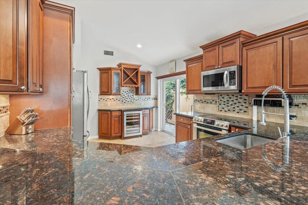 Activo con contrato: $675,000 (3 camas, 2 baños, 1718 Pies cuadrados)