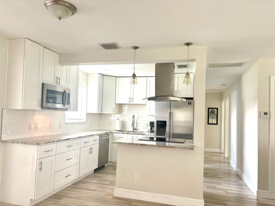 Под контрактом: $3,200 (4 спален, 2 ванн, 1215 Квадратных фут)