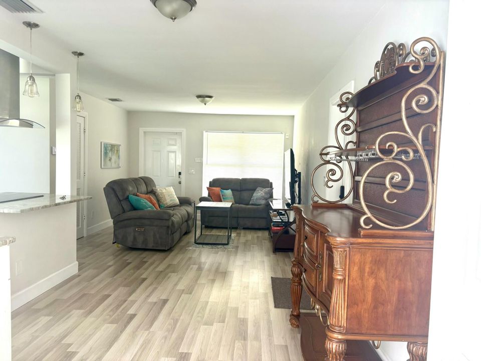 Под контрактом: $3,200 (4 спален, 2 ванн, 1215 Квадратных фут)