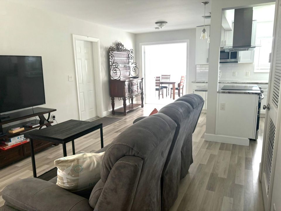 Под контрактом: $3,200 (4 спален, 2 ванн, 1215 Квадратных фут)