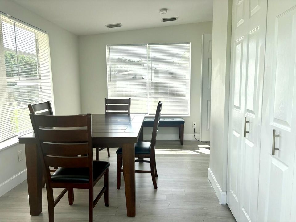 Под контрактом: $3,200 (4 спален, 2 ванн, 1215 Квадратных фут)