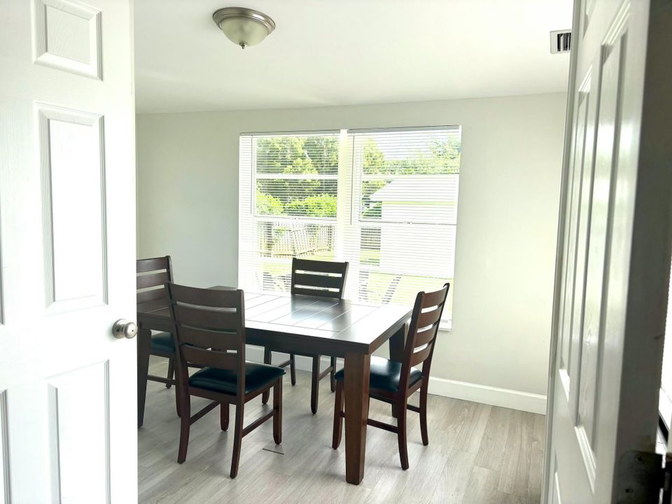 Под контрактом: $3,200 (4 спален, 2 ванн, 1215 Квадратных фут)