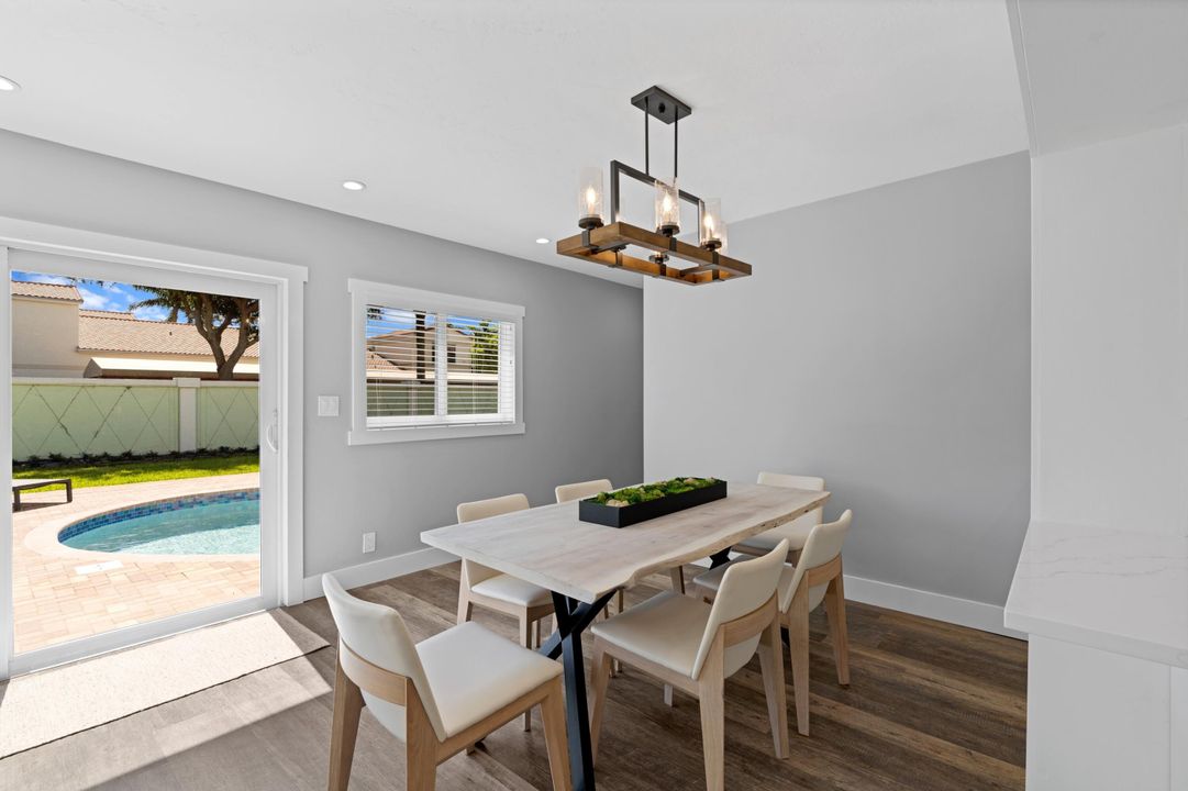 Под контрактом: $6,000 (4 спален, 3 ванн, 1760 Квадратных фут)