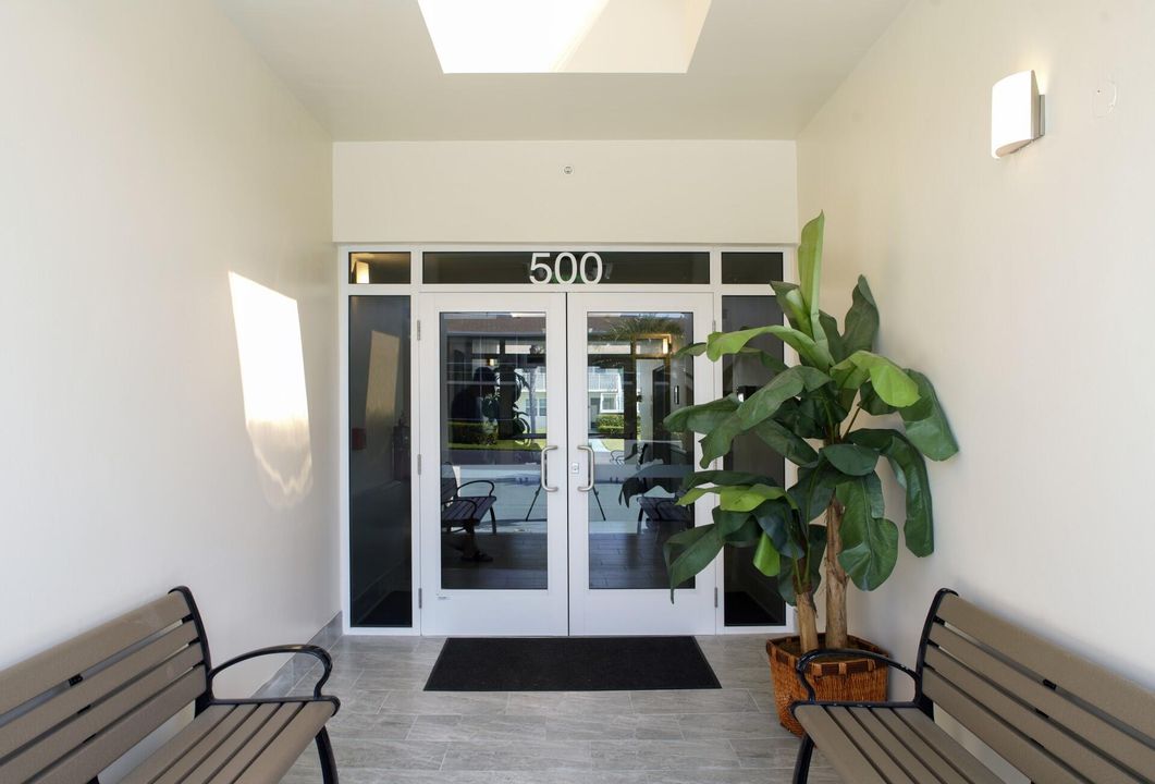 For Sale: $115,000 (1 beds, 1 baths, 646 Square Feet)