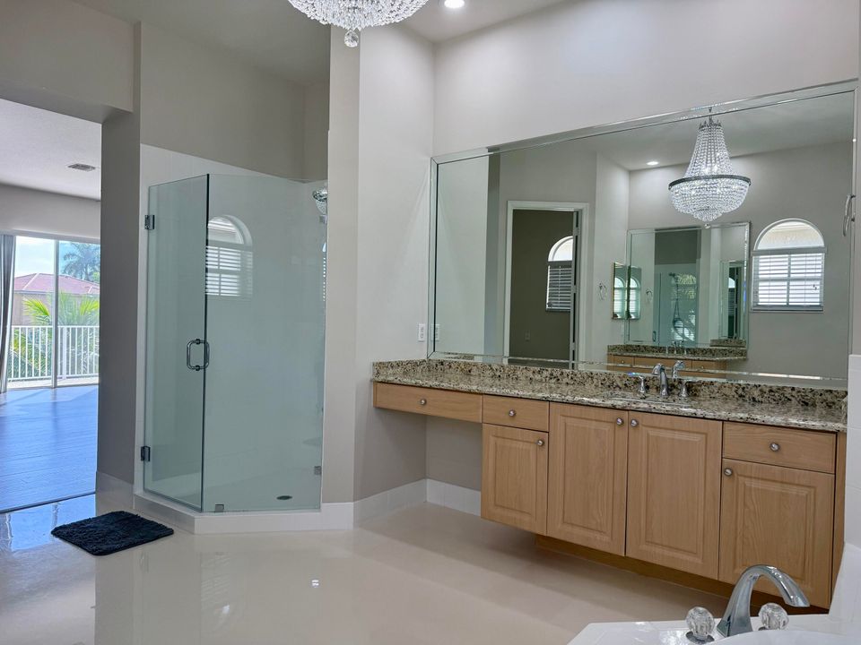 出租: $6,000 (5 贝兹, 3 浴室, 3303 平方英尺)