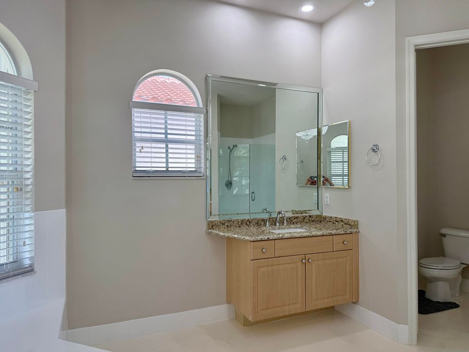 出租: $6,000 (5 贝兹, 3 浴室, 3303 平方英尺)