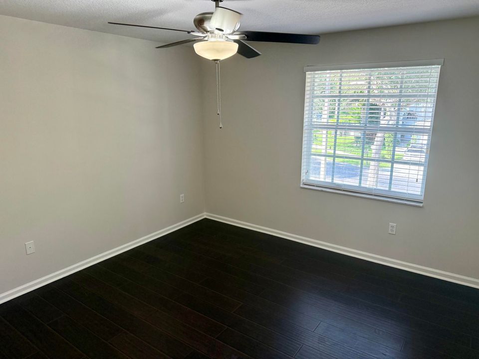 出租: $6,000 (5 贝兹, 3 浴室, 3303 平方英尺)