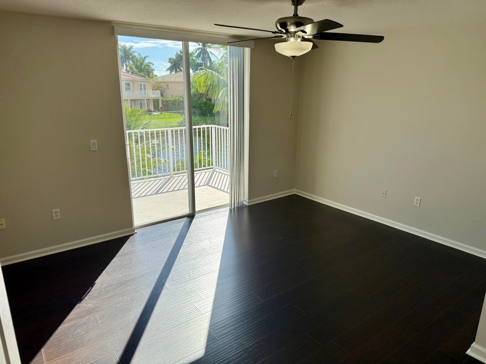 出租: $6,000 (5 贝兹, 3 浴室, 3303 平方英尺)