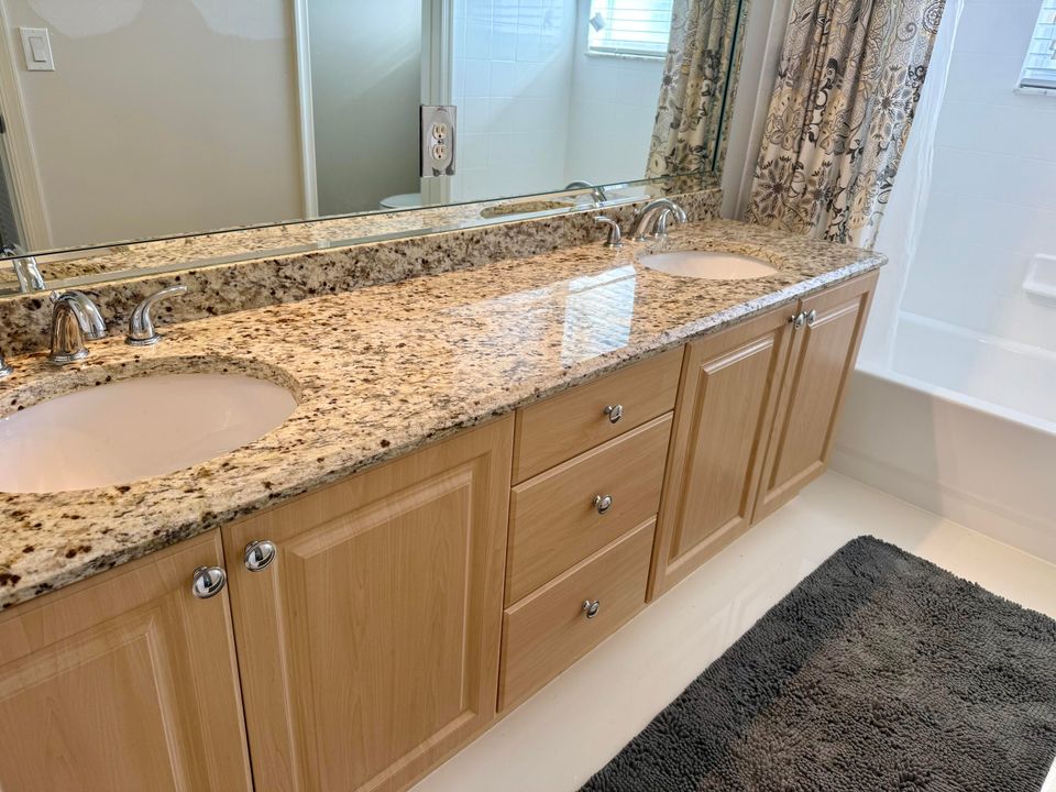 出租: $6,000 (5 贝兹, 3 浴室, 3303 平方英尺)