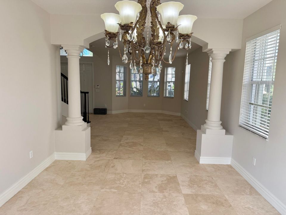 出租: $6,000 (5 贝兹, 3 浴室, 3303 平方英尺)