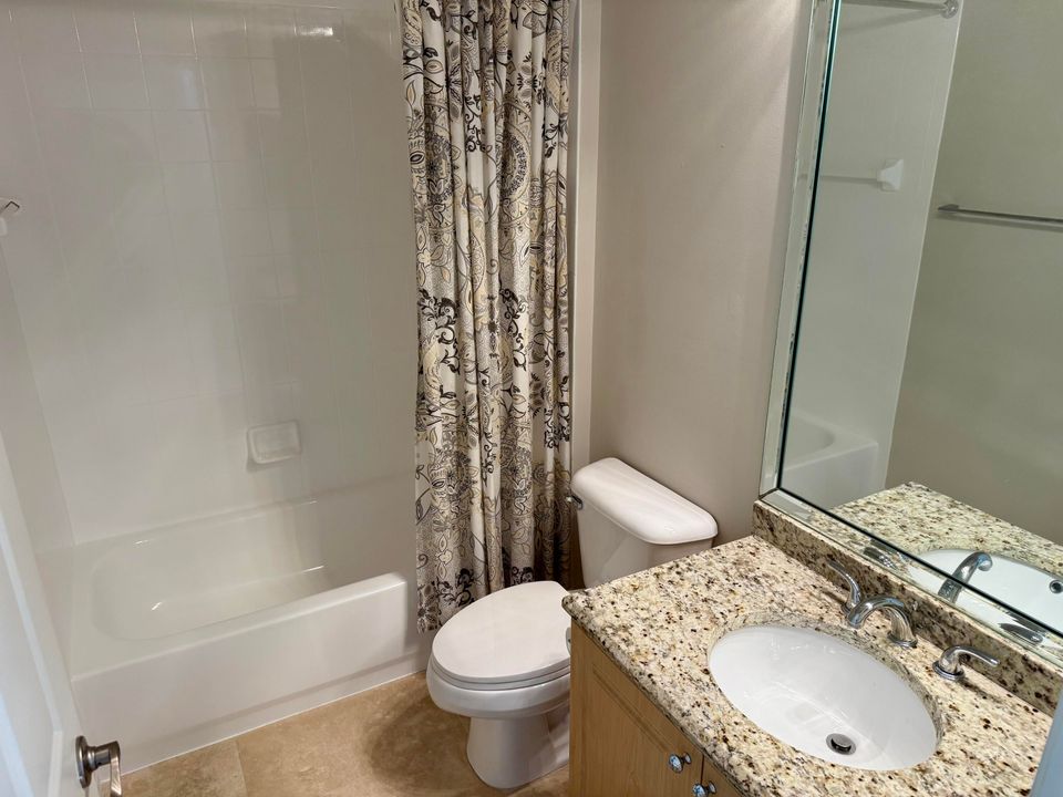 出租: $6,000 (5 贝兹, 3 浴室, 3303 平方英尺)