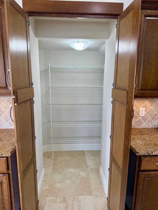 出租: $6,000 (5 贝兹, 3 浴室, 3303 平方英尺)