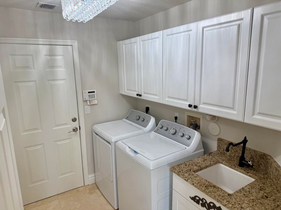 出租: $6,000 (5 贝兹, 3 浴室, 3303 平方英尺)