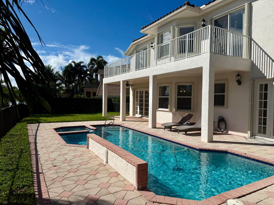 出租: $6,000 (5 贝兹, 3 浴室, 3303 平方英尺)