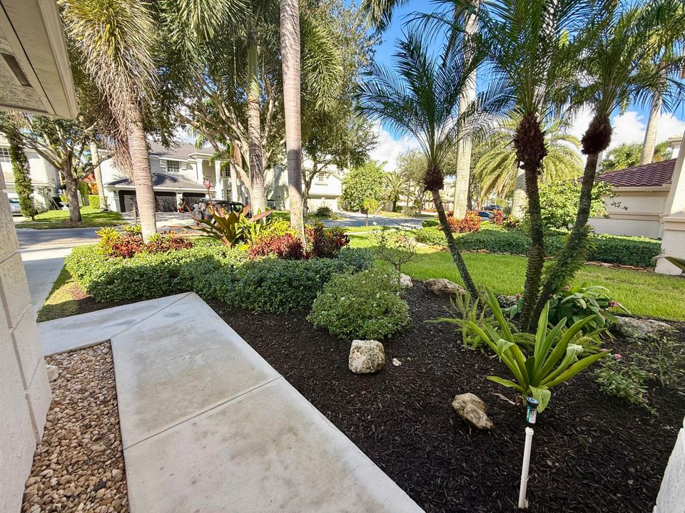 出租: $6,000 (5 贝兹, 3 浴室, 3303 平方英尺)