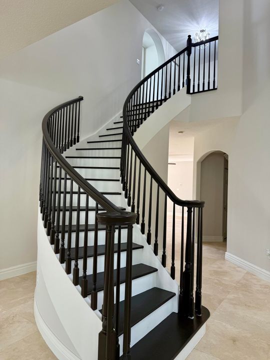 出租: $6,000 (5 贝兹, 3 浴室, 3303 平方英尺)