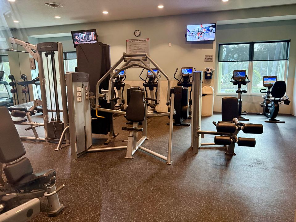 出租: $6,000 (5 贝兹, 3 浴室, 3303 平方英尺)