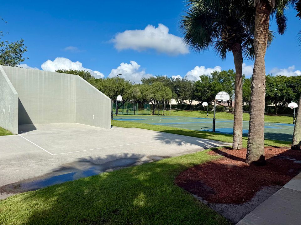 出租: $6,000 (5 贝兹, 3 浴室, 3303 平方英尺)