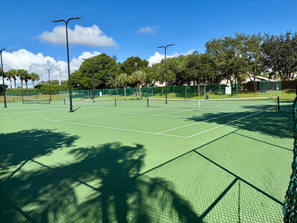 出租: $6,000 (5 贝兹, 3 浴室, 3303 平方英尺)