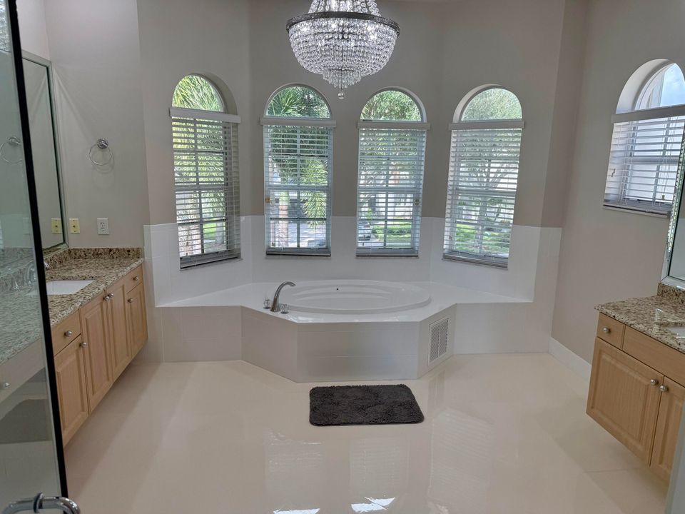 出租: $6,000 (5 贝兹, 3 浴室, 3303 平方英尺)