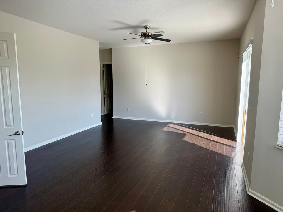 出租: $6,000 (5 贝兹, 3 浴室, 3303 平方英尺)