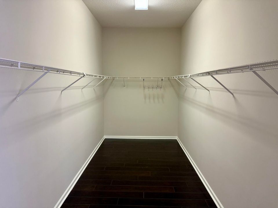 出租: $6,000 (5 贝兹, 3 浴室, 3303 平方英尺)