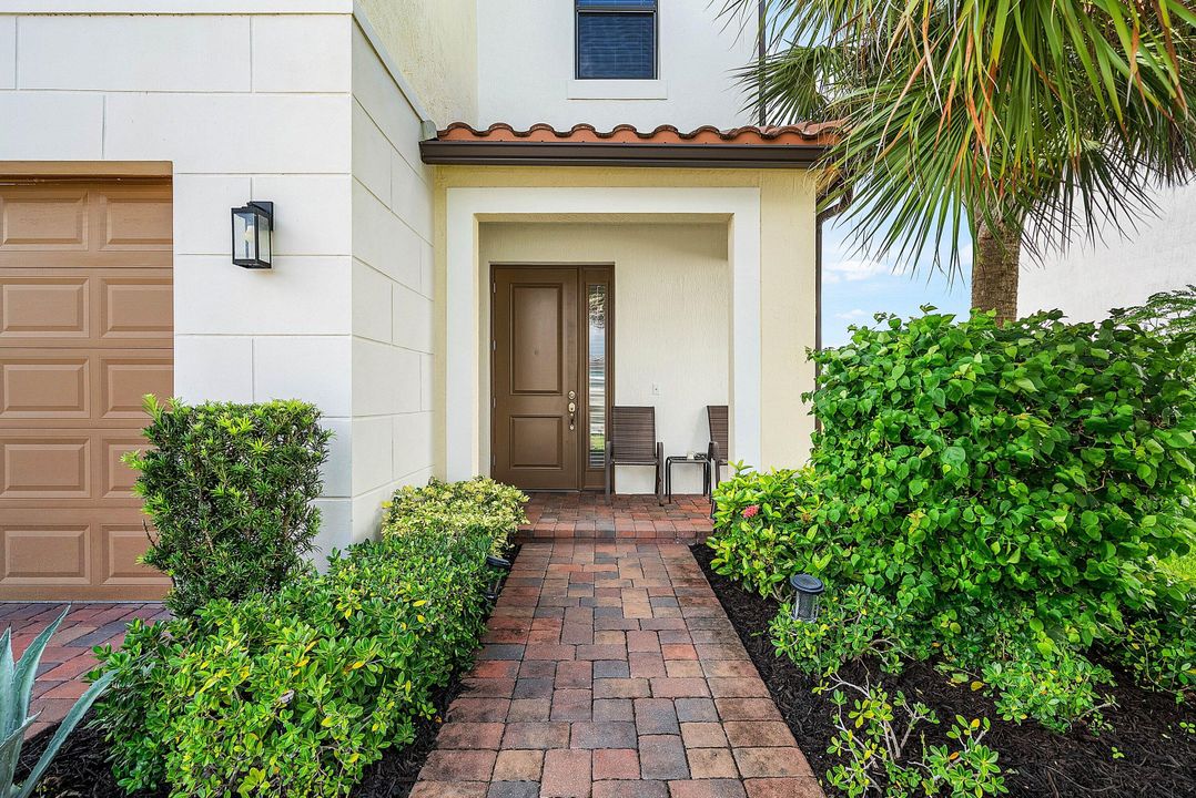 For Sale: $555,000 (4 beds, 2 baths, 1919 Square Feet)