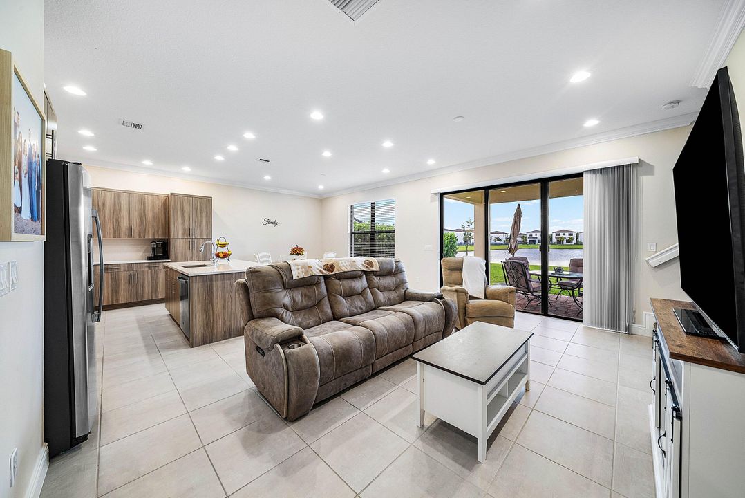 For Sale: $555,000 (4 beds, 2 baths, 1919 Square Feet)