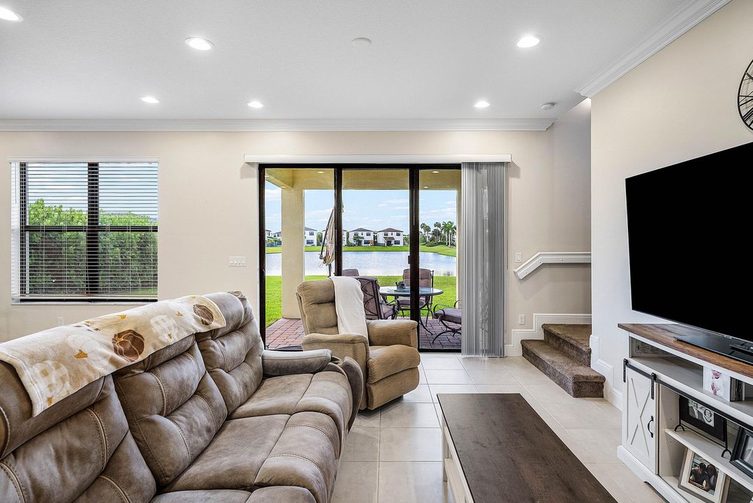 For Sale: $555,000 (4 beds, 2 baths, 1919 Square Feet)