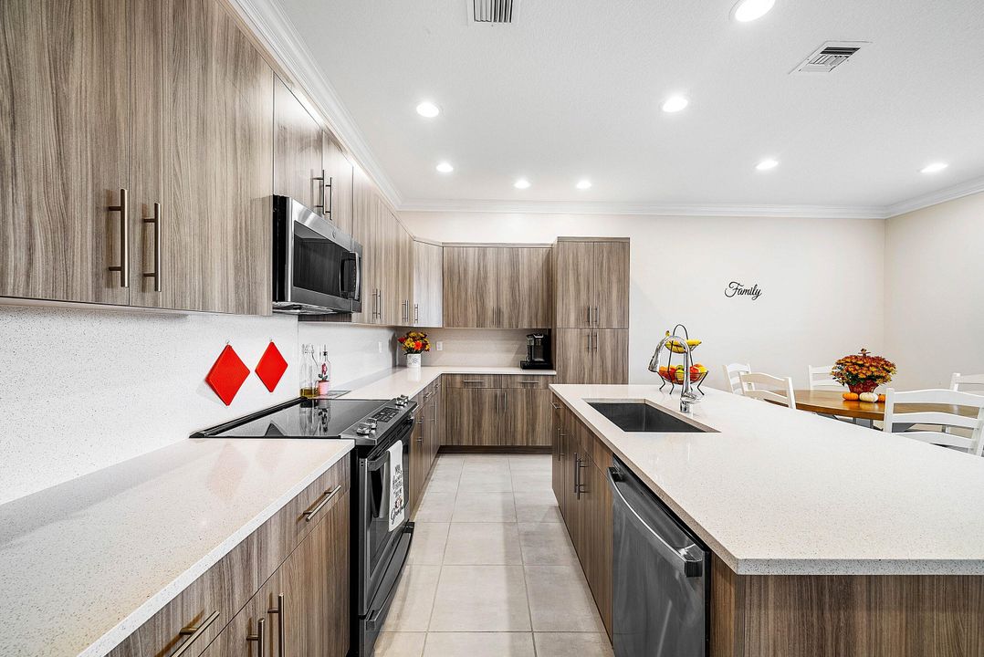 For Sale: $555,000 (4 beds, 2 baths, 1919 Square Feet)