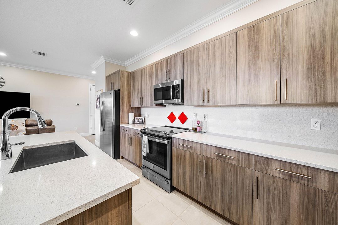 For Sale: $555,000 (4 beds, 2 baths, 1919 Square Feet)