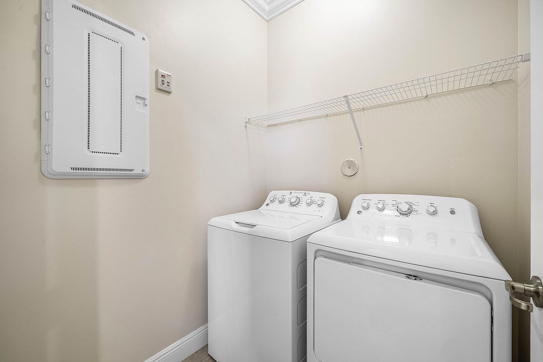 For Sale: $555,000 (4 beds, 2 baths, 1919 Square Feet)