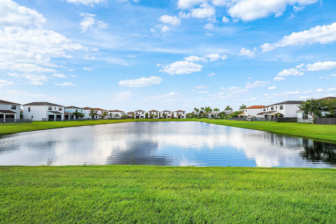 For Sale: $555,000 (4 beds, 2 baths, 1919 Square Feet)