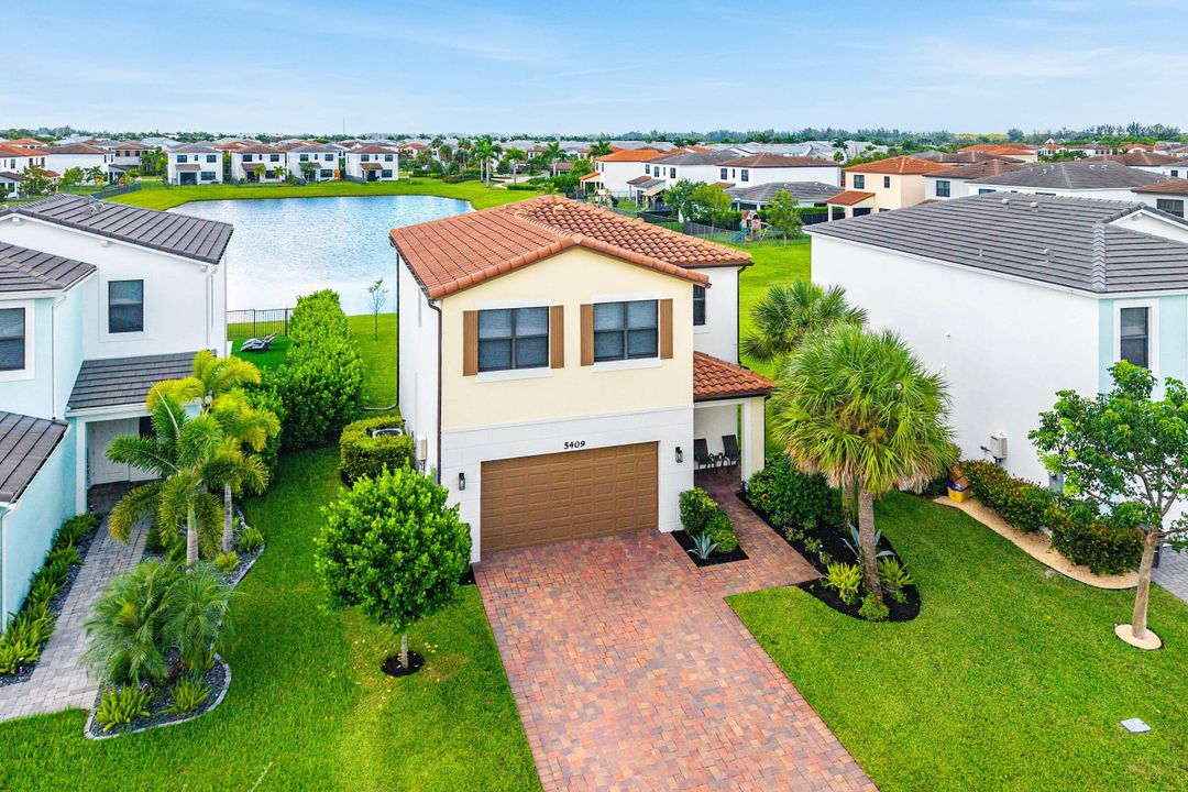 For Sale: $555,000 (4 beds, 2 baths, 1919 Square Feet)