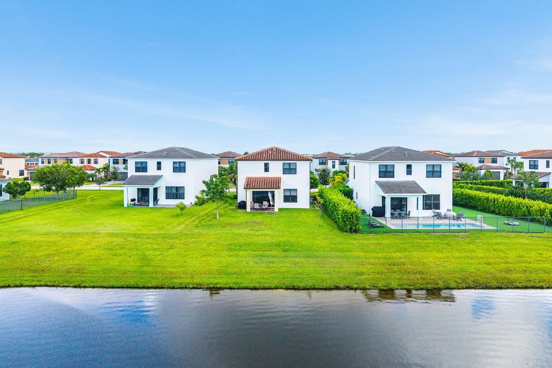 For Sale: $555,000 (4 beds, 2 baths, 1919 Square Feet)